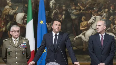 El primer ministro italiano Matteo Renzi (C), acompañado por el general responsable de Defensa, Danilo Errico (izq.) y por el jefe de Policía, Alessandro Pansa (dcha.).
