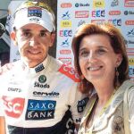 El abulense Carlos Sastre junto a la consejera de Cultura, María José Salgueiro, tras ganar el último Tour de Francia