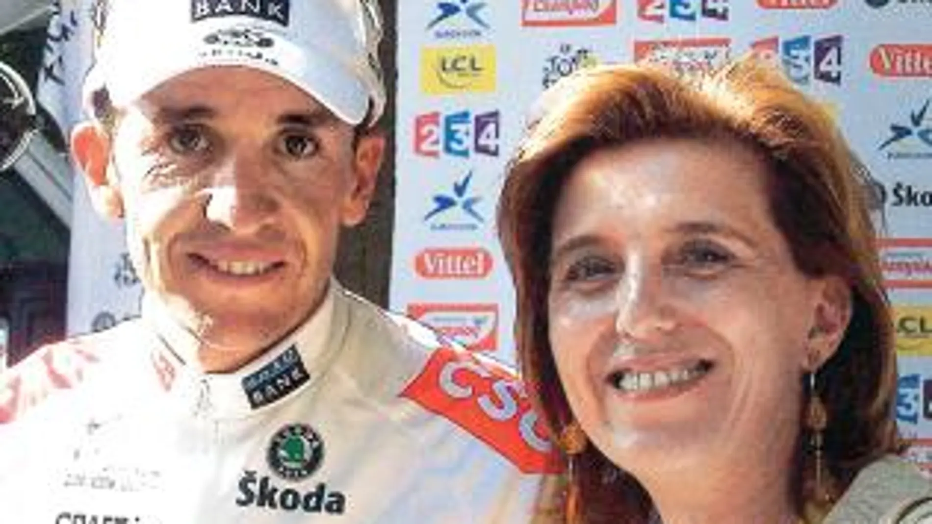 El abulense Carlos Sastre junto a la consejera de Cultura, María José Salgueiro, tras ganar el último Tour de Francia