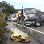 Este fin de semana, en Vigo, el conductor de un turismo murió tras chocar frontalmente contra un camión cisterna que transportaba gasóleo