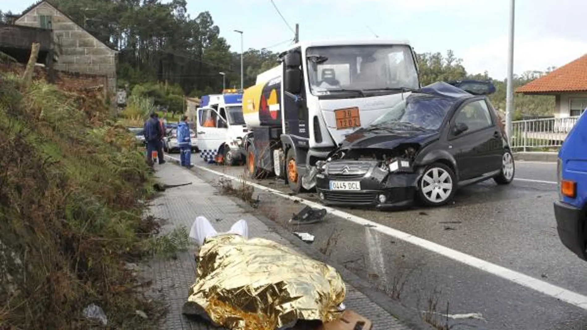 Este fin de semana, en Vigo, el conductor de un turismo murió tras chocar frontalmente contra un camión cisterna que transportaba gasóleo