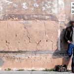 Frente al muro: El autor homenajea a José Monge en esta obra