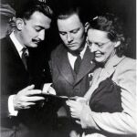 El joven matrimonio Morse, apasionados seguidores de la obra del pintor, con Salvador Dalí en 1943