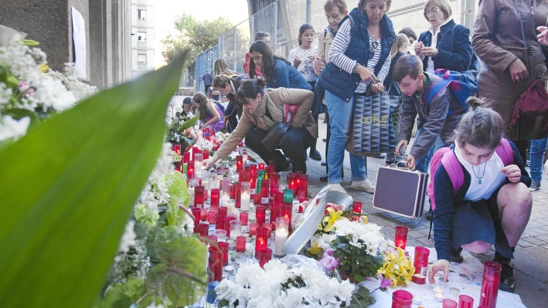 Los alumnos depositaron ayer velas y flores a las puertas del instituto Joan Fuster