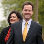Nick Clegg, el candidato liberal demócrata en las elecciones que se celebran hoy en el Reino Unido, y su esposa la española Miriam González,