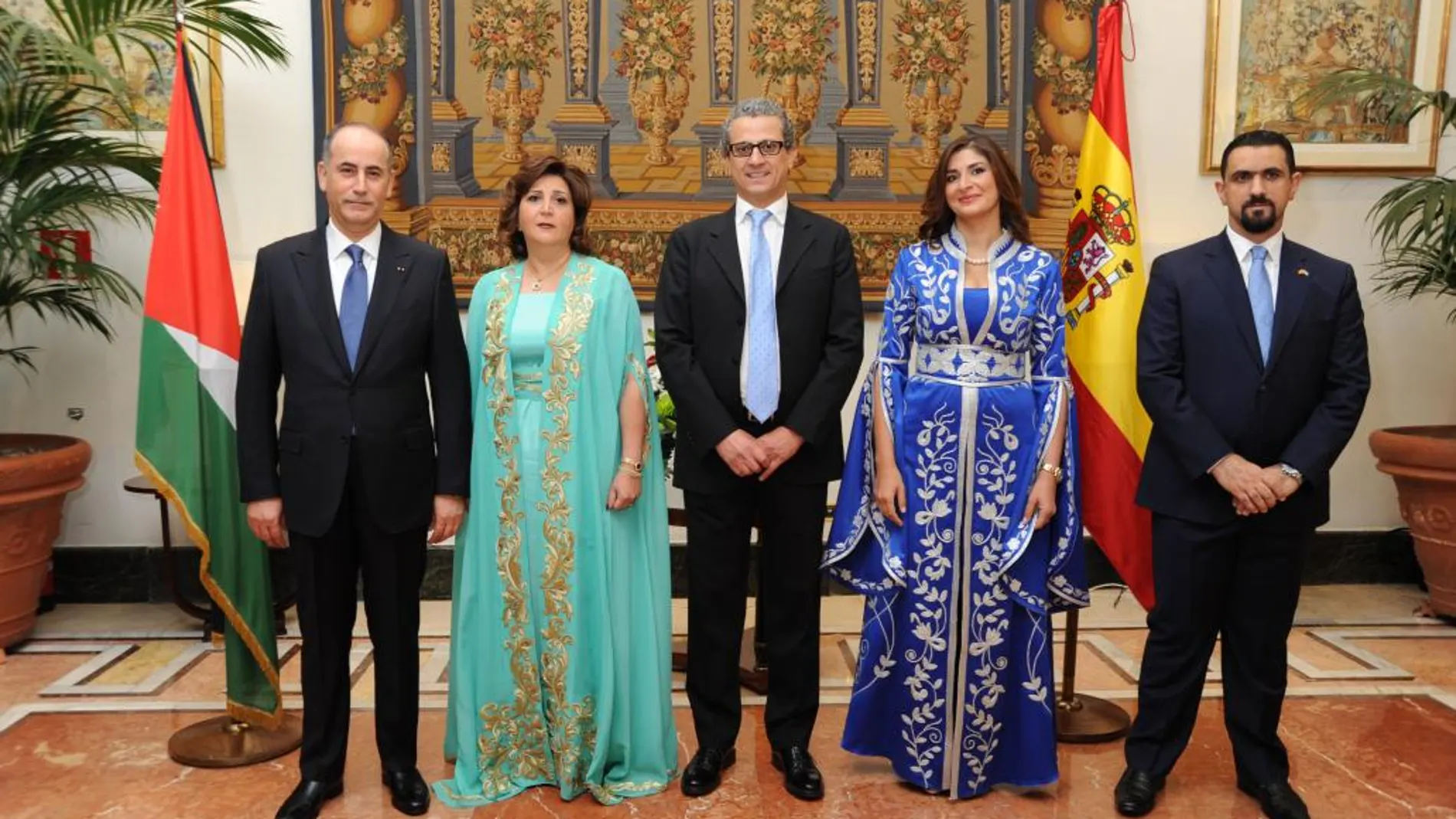 El Embajador jordano Gassan Al Majali y su esposa doña Muna Al Majali; el ministro Asesor don Firas Khouri y su esposa Majd Khouri y el Consúl don Rasheed Erekat.