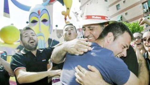 El presidente de la hoguera ganadora abraza al constructor de la misma