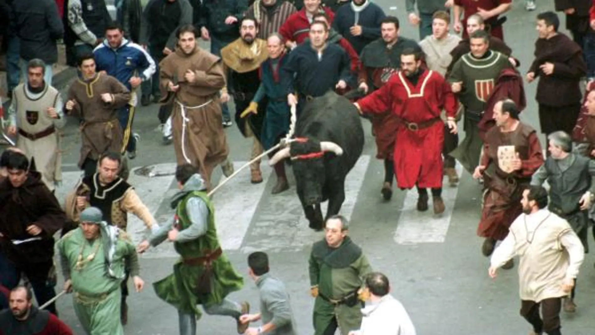 Un toro ensogado en una fiesta de Teruel