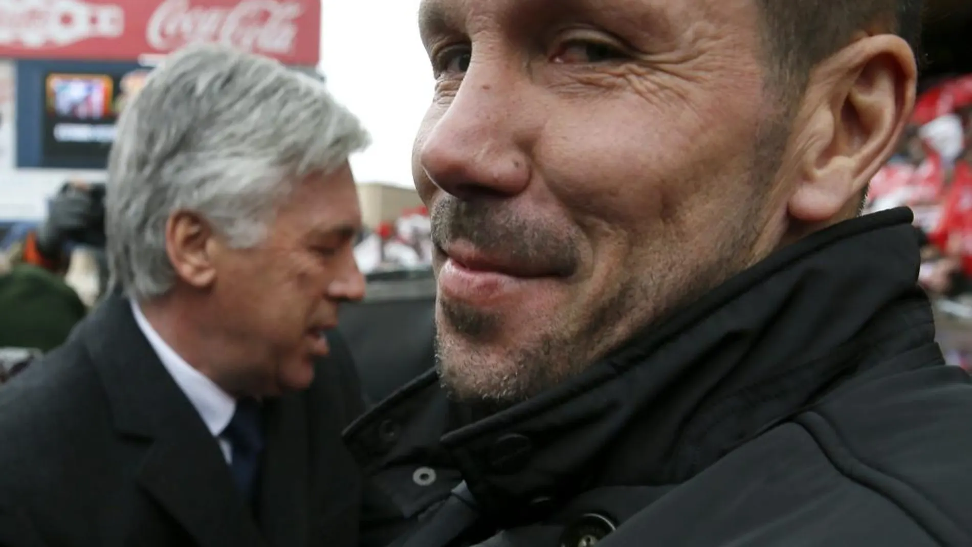El entrenador del Atlético de Madrid, el argentino Diego Simeone (d), junto al del Real Madrid, el italiano Carlo Ancelotti (i), el pasado 7 de febrero