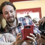 Iglesias se fotografía junto a simpatizantes poco después de votar en Madrid