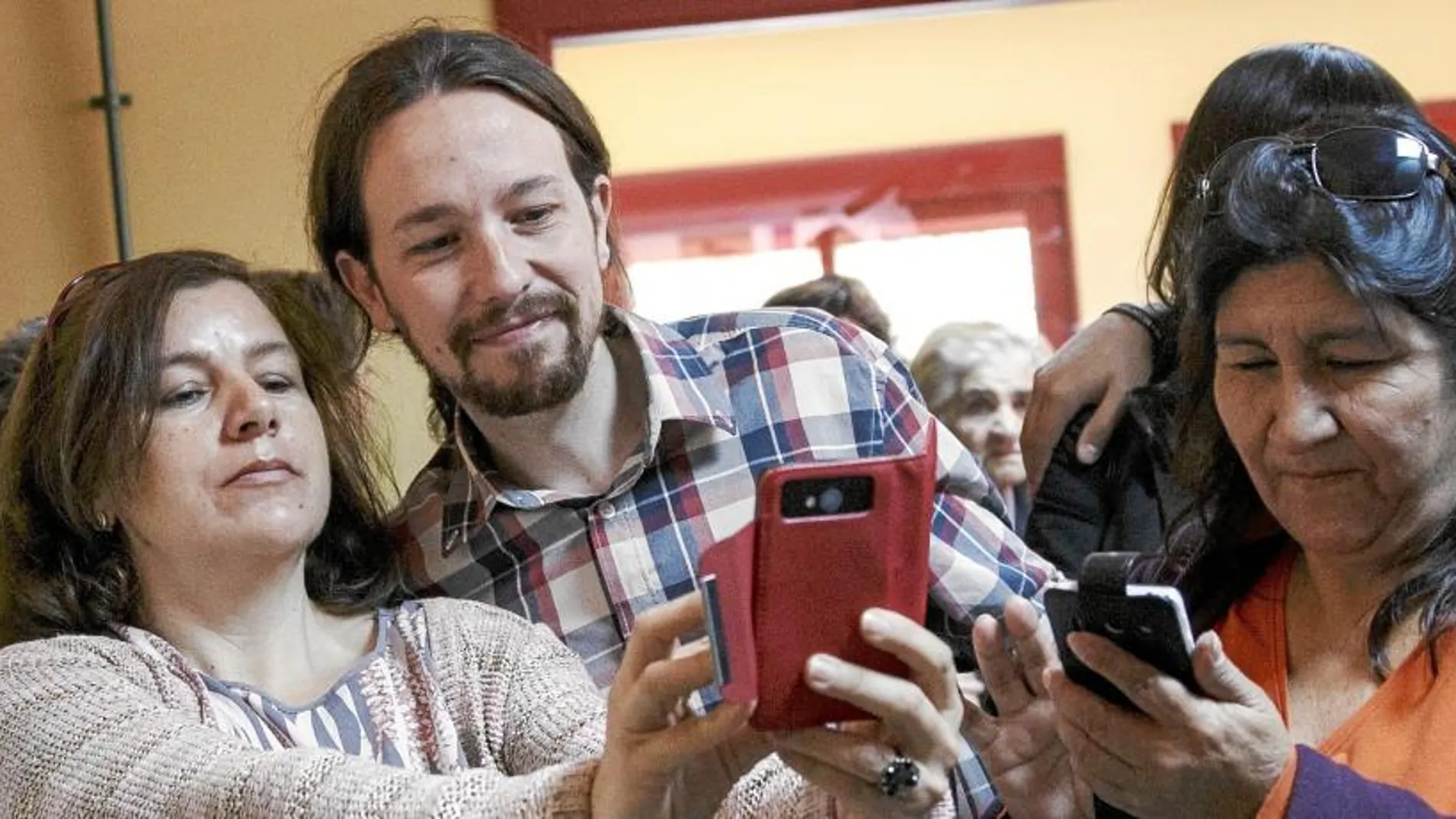 Iglesias se fotografía junto a simpatizantes poco después de votar en Madrid