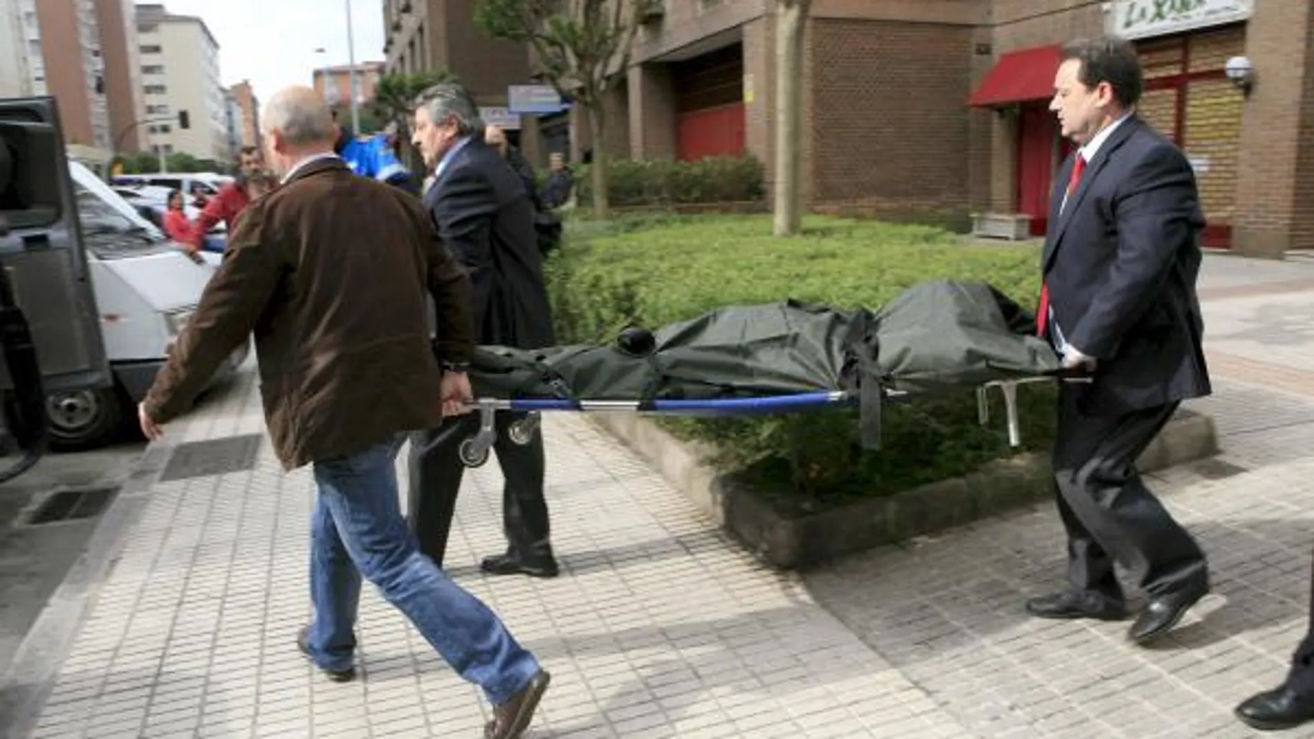 Cuerpo sin vida de una mujer asesinada de dos disparos por su marido en Gijón el pasado mes de abril