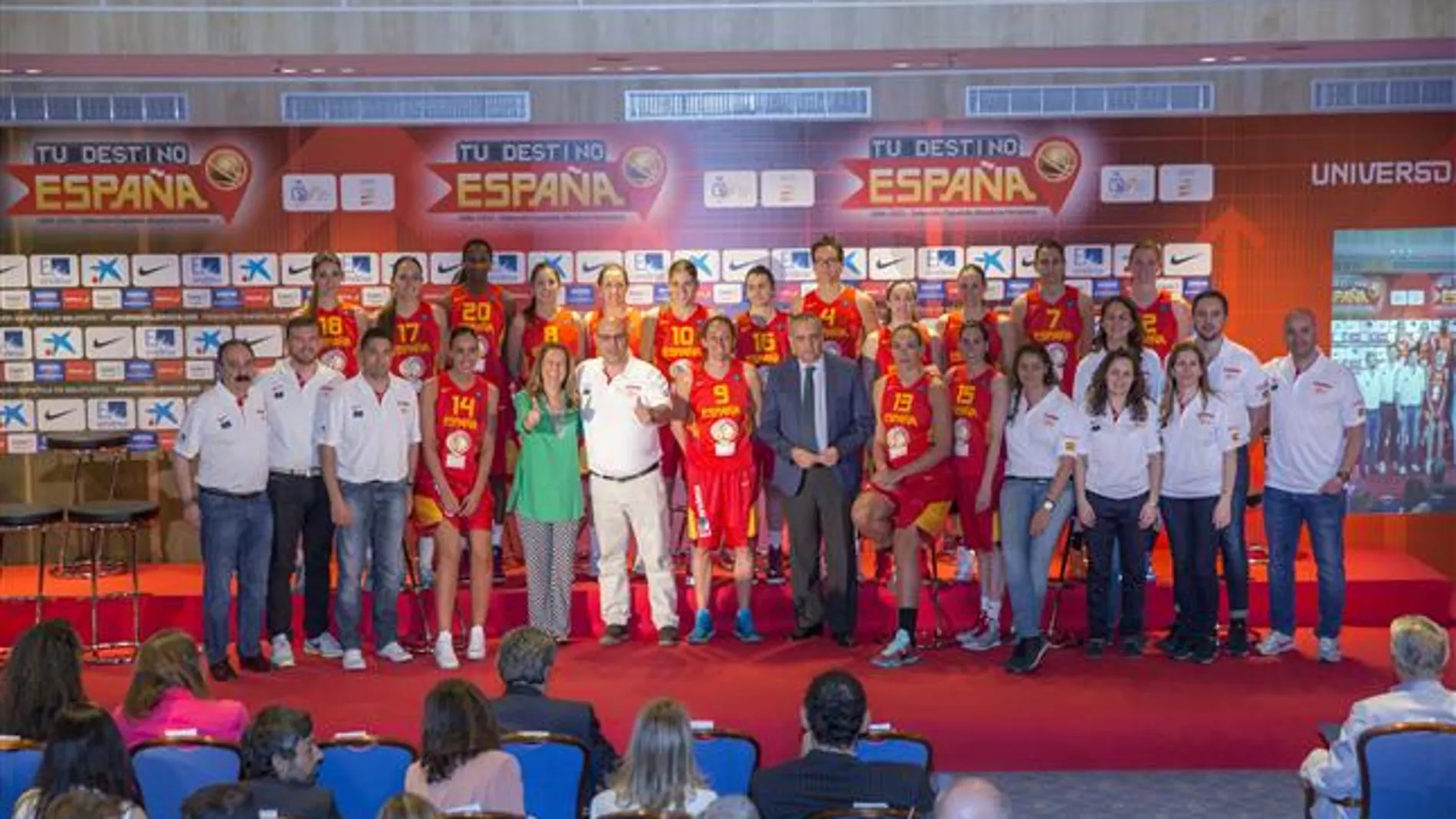 La Selección Española Femenina, que afrontará la disputa del EuroBasket 2015, fue presentada en Madrid con el patrocinio de Universo Mujer y el impulso de las ex jugadoras Ana Montañana, Cindy Lima y Marta Fernández.