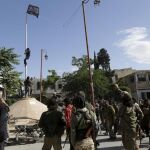 Miembros del Frente al Nusra tras izar una bandera del Estado Islámico en Ariha