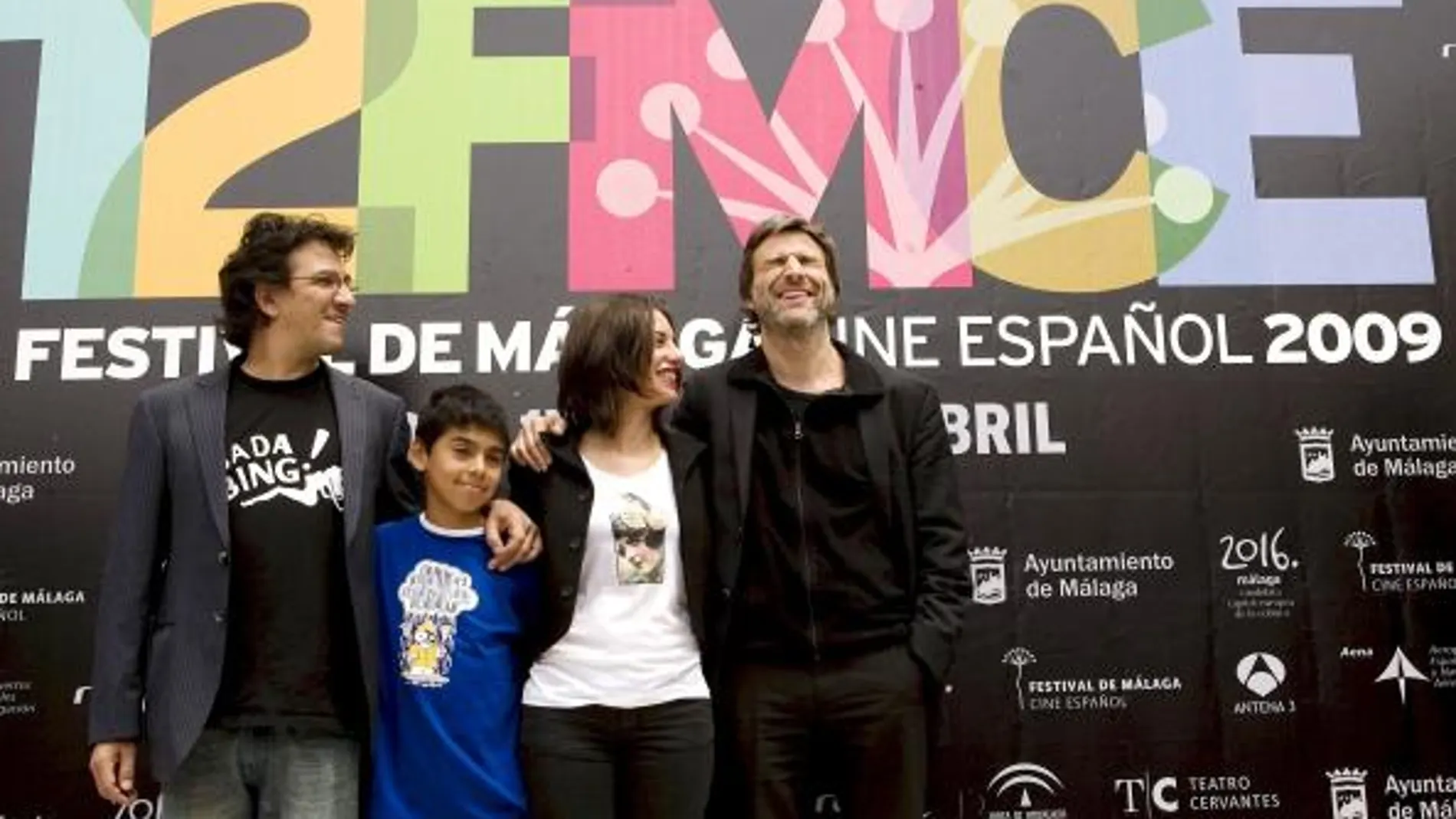 El director de cine, David Planell (i) acompañado por los protagonistas de su película, Brandon Lastra (2i), Natalia Mateo (2d) y Alberto San Juan