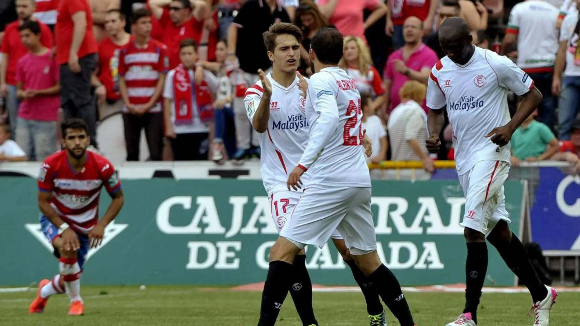 Los jugadores del Sevilla Aleix Vidal (c), Dénis Suárez (i) y Stephane M'Bia tras el primer gol ante el Granada.
