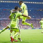 Suárez, Messi y Neymar se abrazan tras uno de los goles del Barcelona en el Allianz Arena