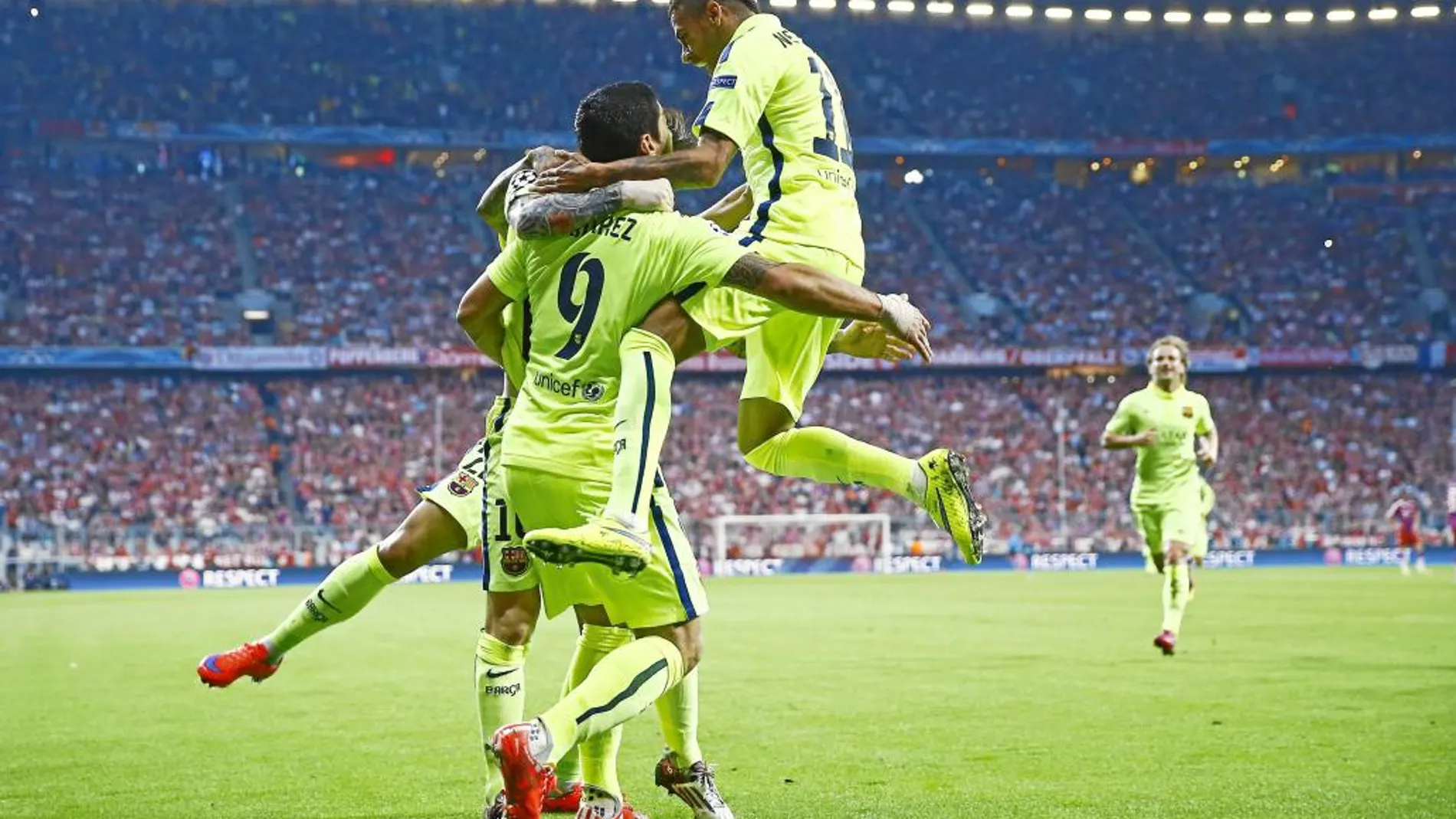 Suárez, Messi y Neymar se abrazan tras uno de los goles del Barcelona en el Allianz Arena