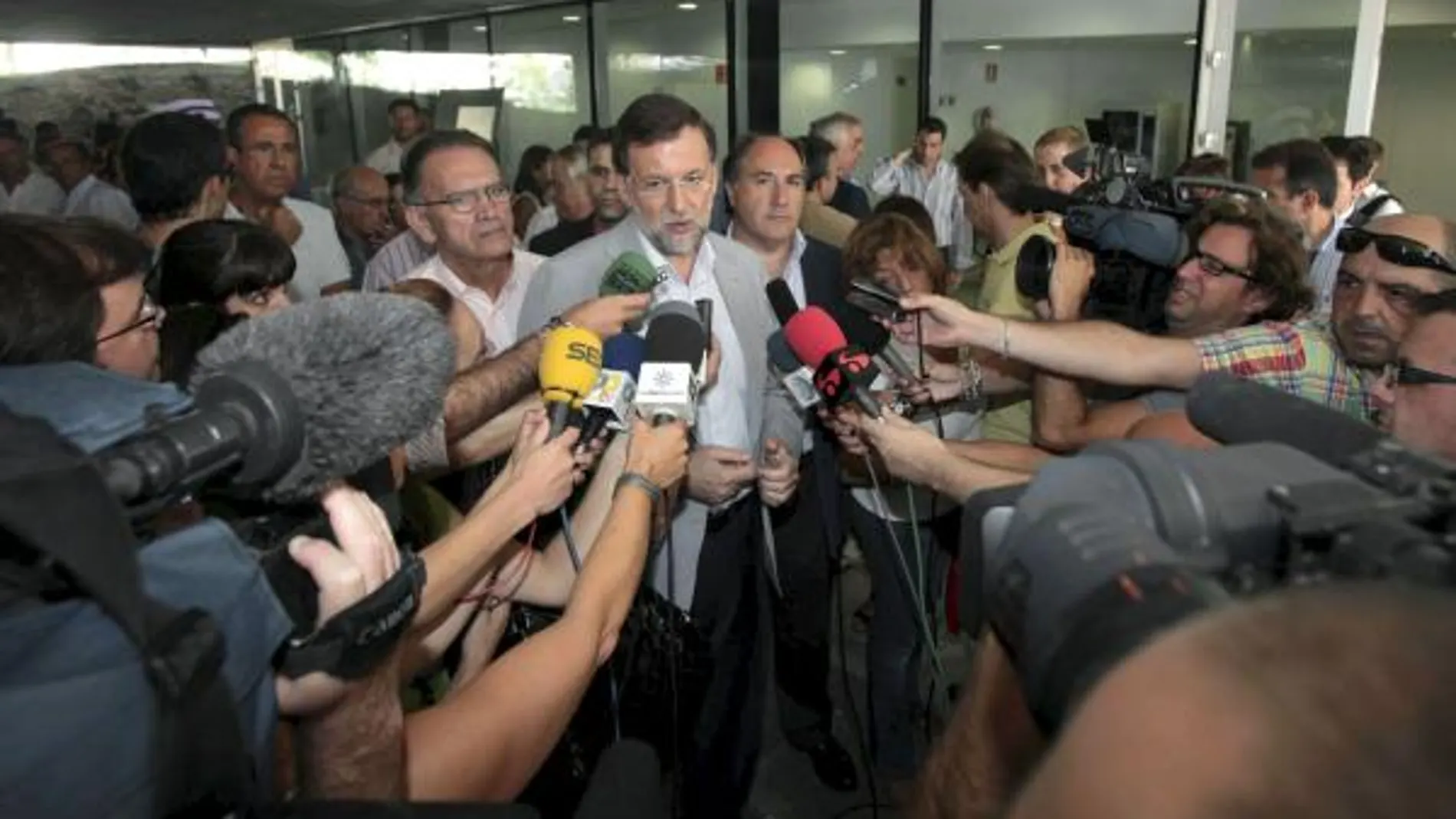 Rajoy aprueba abrir un frente en las Cortes por los presos de ETA