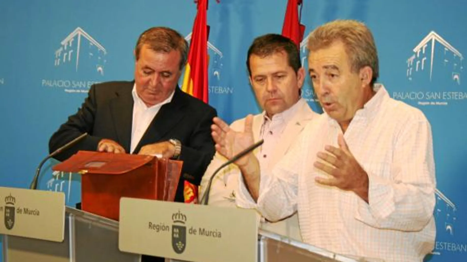 José Hernández, Juan Marín y Antonio Cerdá, durante la rueda de prensa tras la reunión con Valcárcel