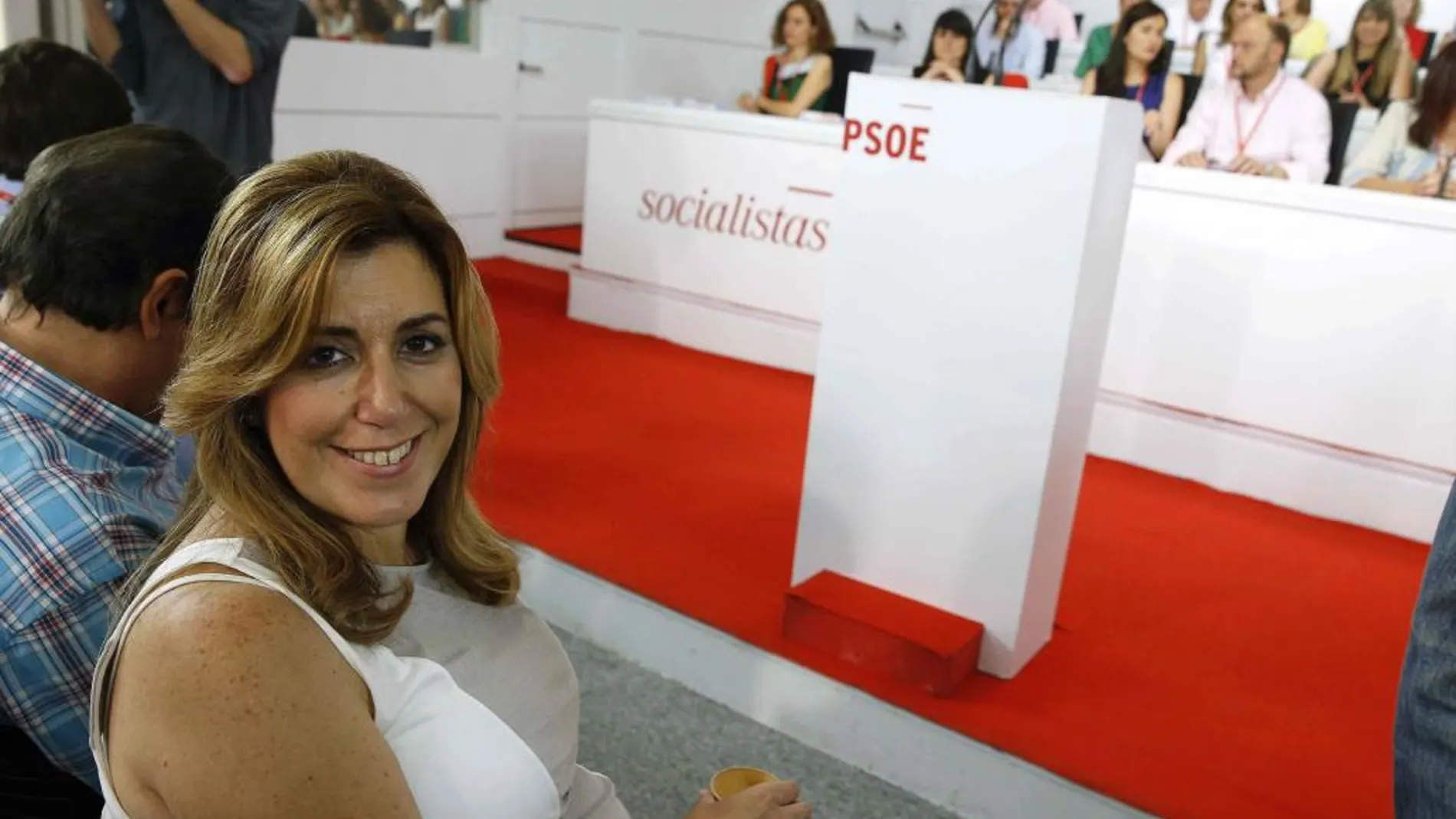 La presidenta andaluza en funciones, Susana Díaz (i), durante la reunión del Comité Federal del PSOE