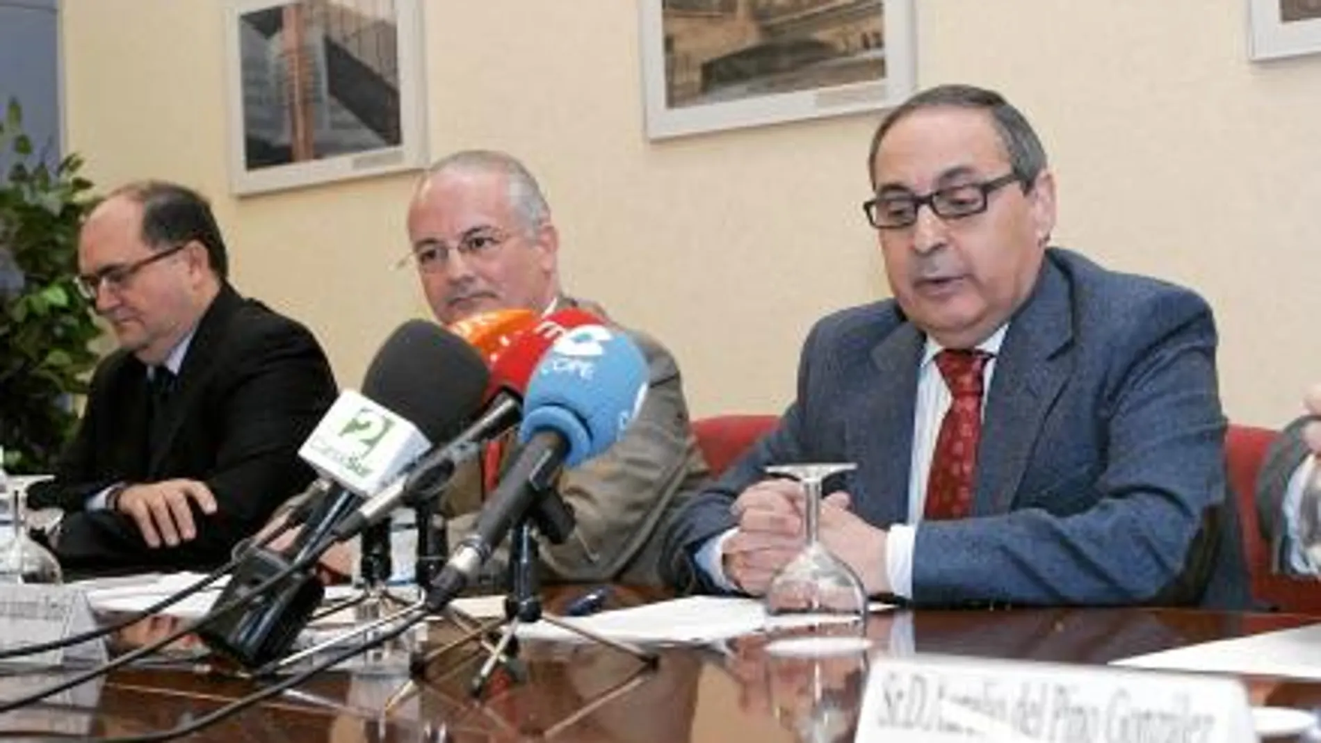Los representantes de la CECA, ayer en la sede de la Confederación de Empresarios de Andalucía, en Sevilla