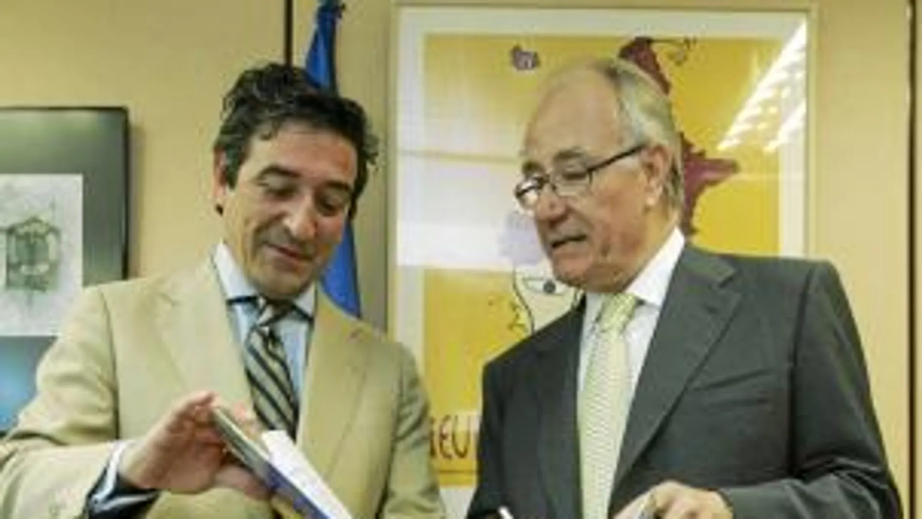 Ignacio Samper, director de la Oficina Española del Parlamento Europeo, recibió un ejemplar de manos de Manuel García-Piriz