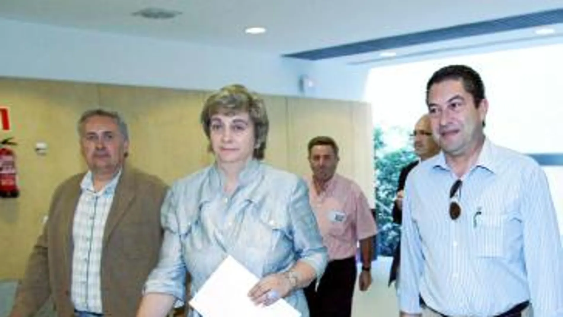 María Jesús Ruiz junto a Félix Fernández y Alberto Collantes