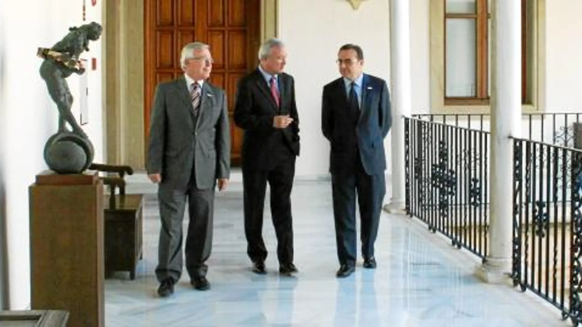 José Antonio Cobacho, Ramón Luis Valcárcel y Félix Faura, durante un encuentro que mantuvieron recientemente en el Palacio de San Esteban