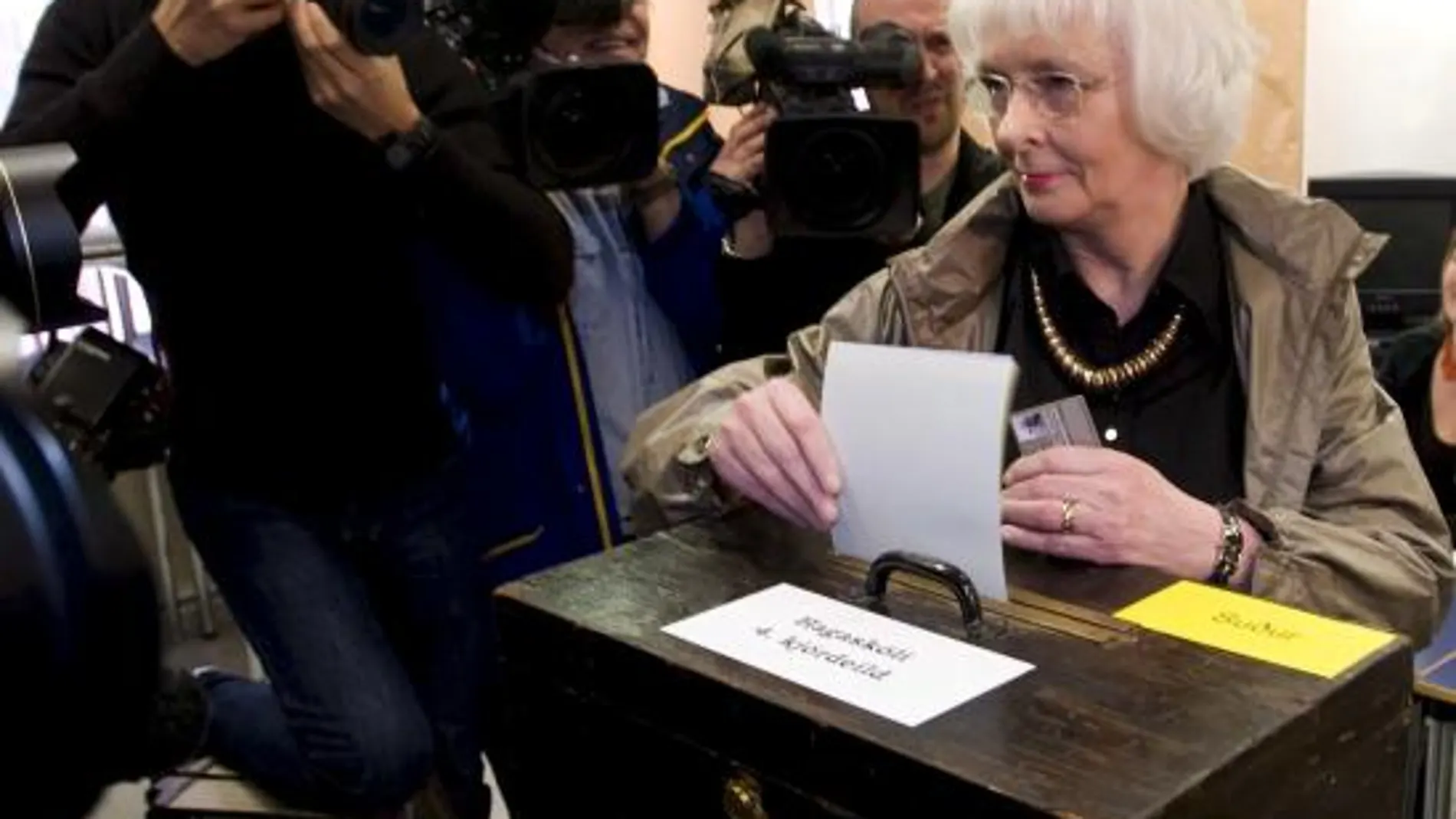 La primera ministra islandesa y líder del Partido Socialdemócrata, Johanna Sigurdardottir, ejerce su derecho al voto en un colegio electoral de Reykjavik, Islandia