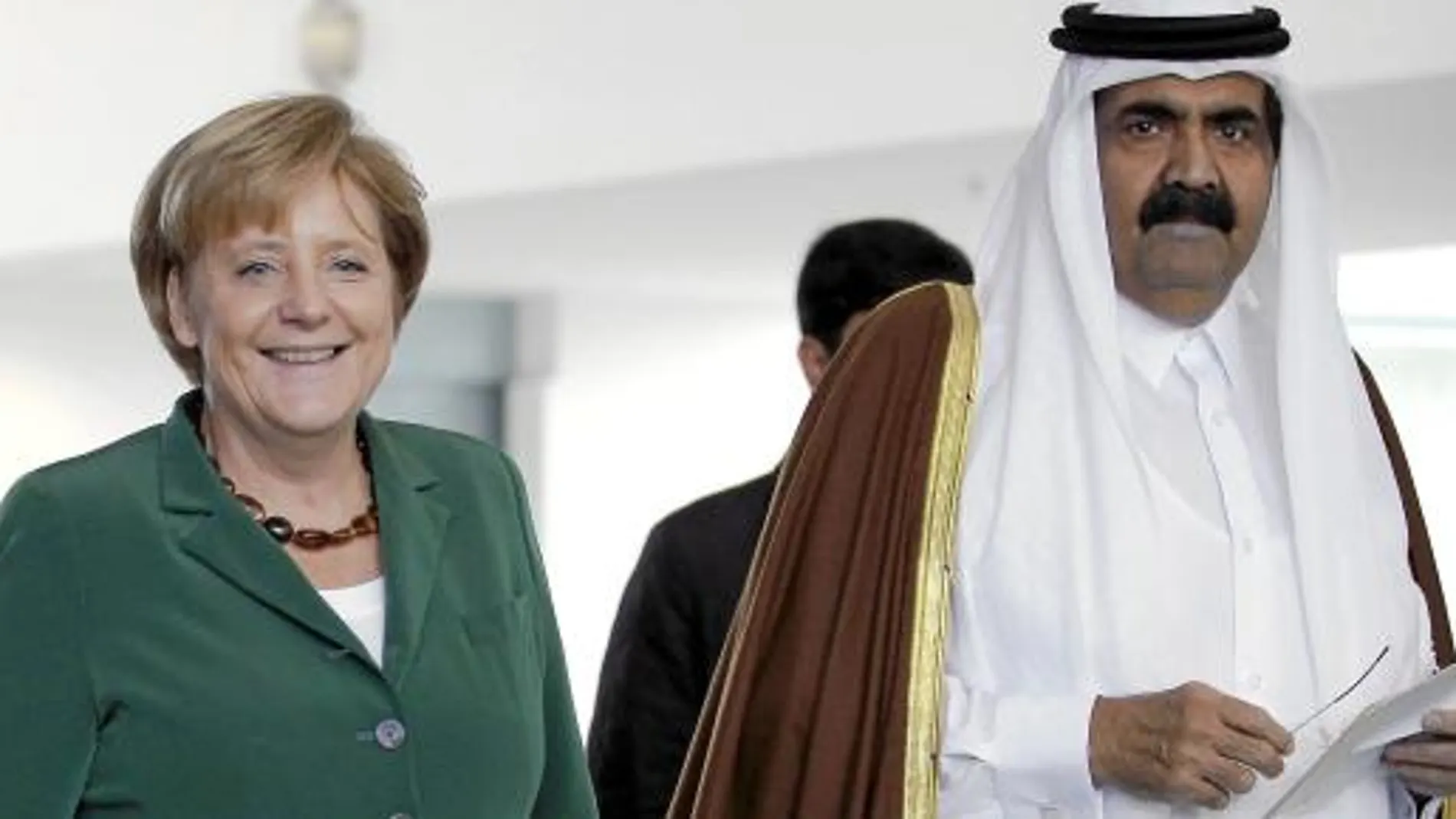 Merkel, en la imagen con el emir de Qatar en septiembre, ha mostrado su neutralidad sobre la operación.