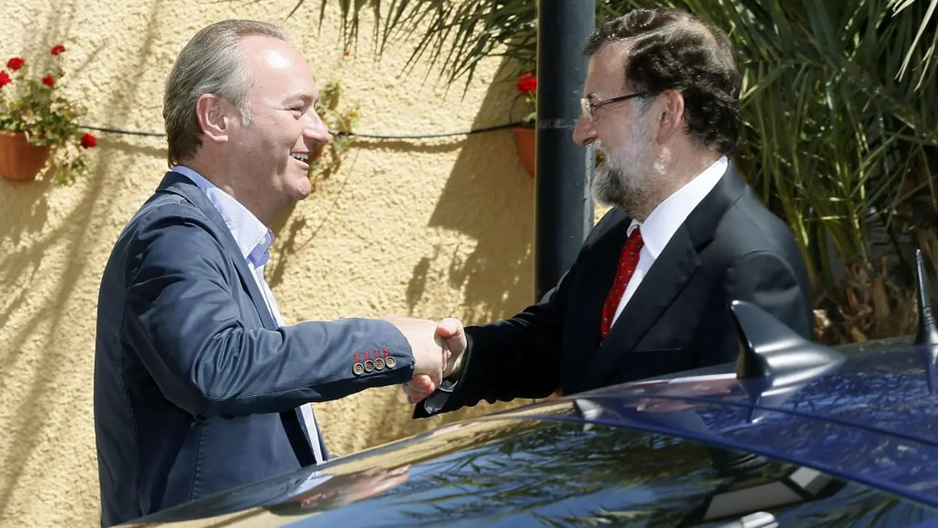 El presidente del Gobierno, Mariano Rajoy, saluda al presidente de la Generelitat, Alberto Fabra.