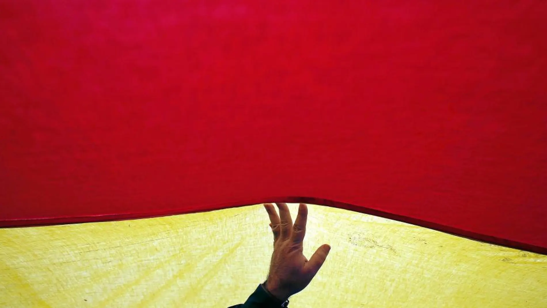 La Constitución del 78 (en la imagen, una bandera en la celebración de su 34 aniversario) sigue estando cuestionada