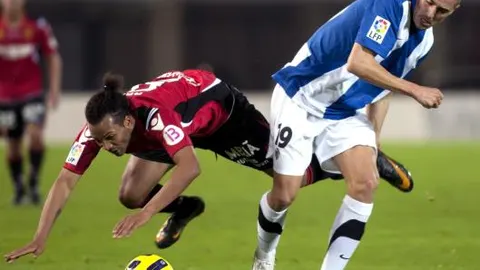 El mallorquinista Nsue en la disputa de un balón