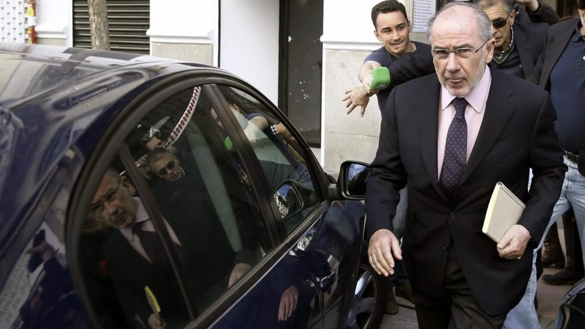 El exvicepresidente del Gobierno Rodrigo Rato a su salida esta mañana de su despacho.
