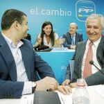Antonio Sanz y Javier Arenas (dcha), conversan con la portavoz del PP-A, Rosario Soto, ayer en la reunión de la Junta Directiva Regional en Sevilla
