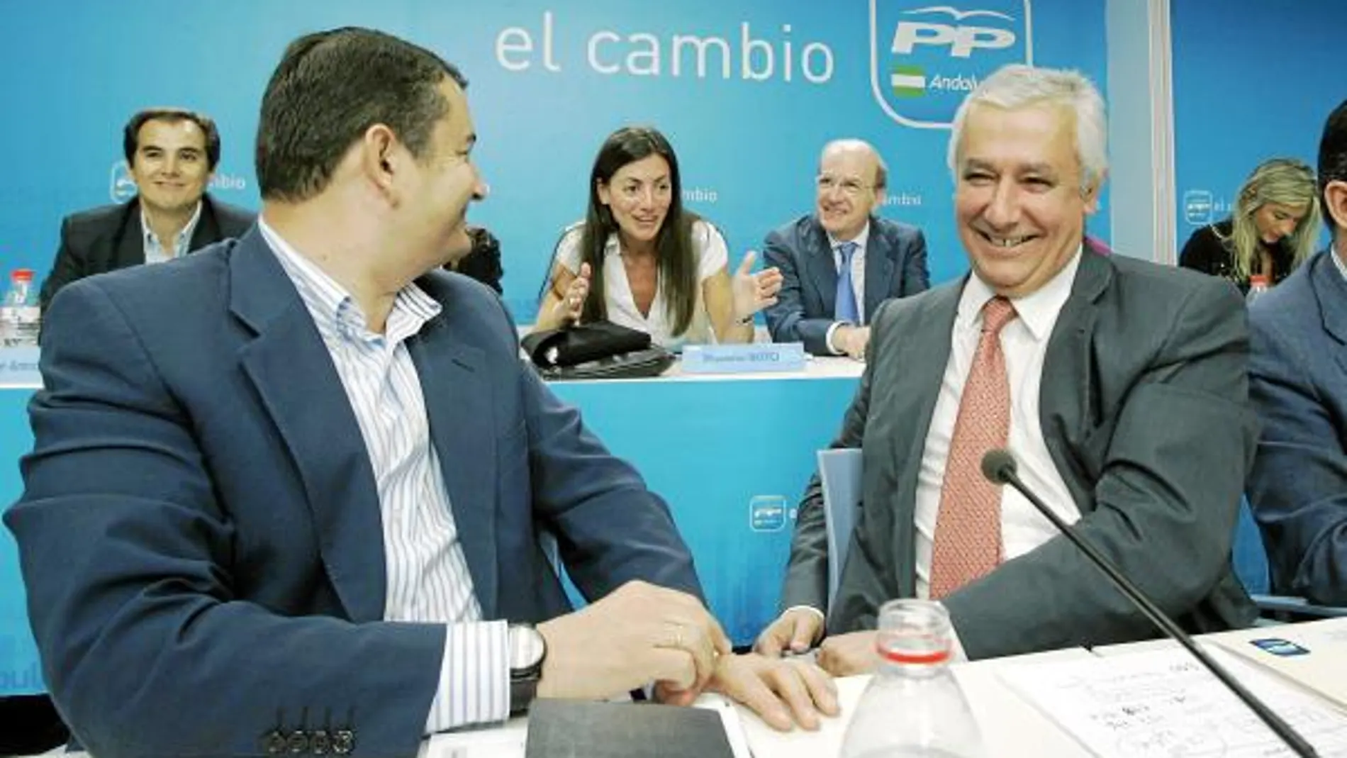 Antonio Sanz y Javier Arenas (dcha), conversan con la portavoz del PP-A, Rosario Soto, ayer en la reunión de la Junta Directiva Regional en Sevilla