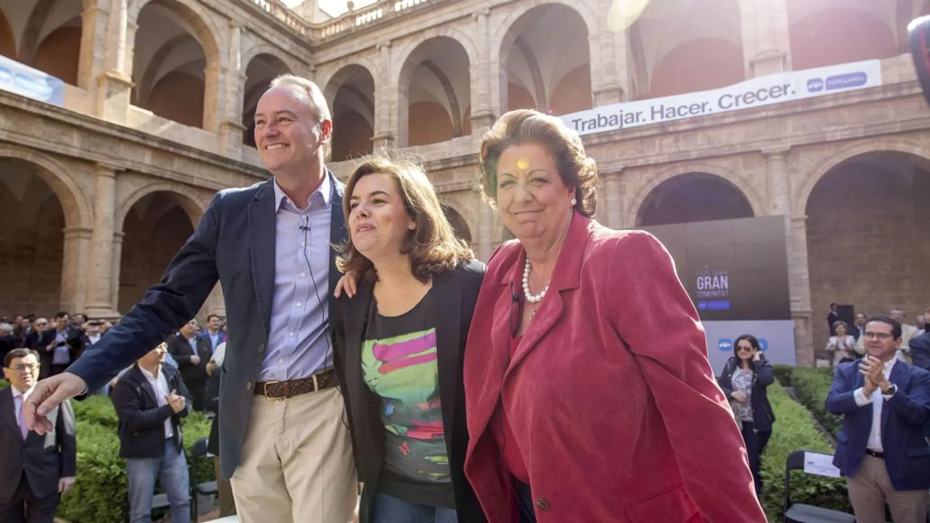 La vicepresidenta del Gobierno, Soraya Sáenz de Santamaría, el presidente del PPCV, Alberto Fabra, y la alcaldesa de Valencia, Rita Barberá.