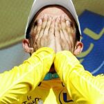 Alberto Contador, en el podio del último Tour, se tapa la cara con las manos