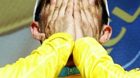 Alberto Contador, en el podio del último Tour, se tapa la cara con las manos