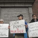 Varias personas protestan contra la pena de muerte frente a la corte federal Joseph Moakley, durante el primer día de la segunda fase del juicio