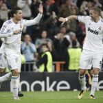 El delantero portugués del Real Madrid, Cristiano Ronaldo (i), celebra con su compañero Karim Benzema la consecución del segundo gol de su equipo frente al Auxerre