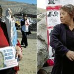 Susana Valenzuela, de 50 años, mantiene una relación con el minero desde hace cinco y Marta Salinas, mujer oficial, de 56 años, delante de un mural con mensajes de ánimo para su marido atrapado en la mina chilena