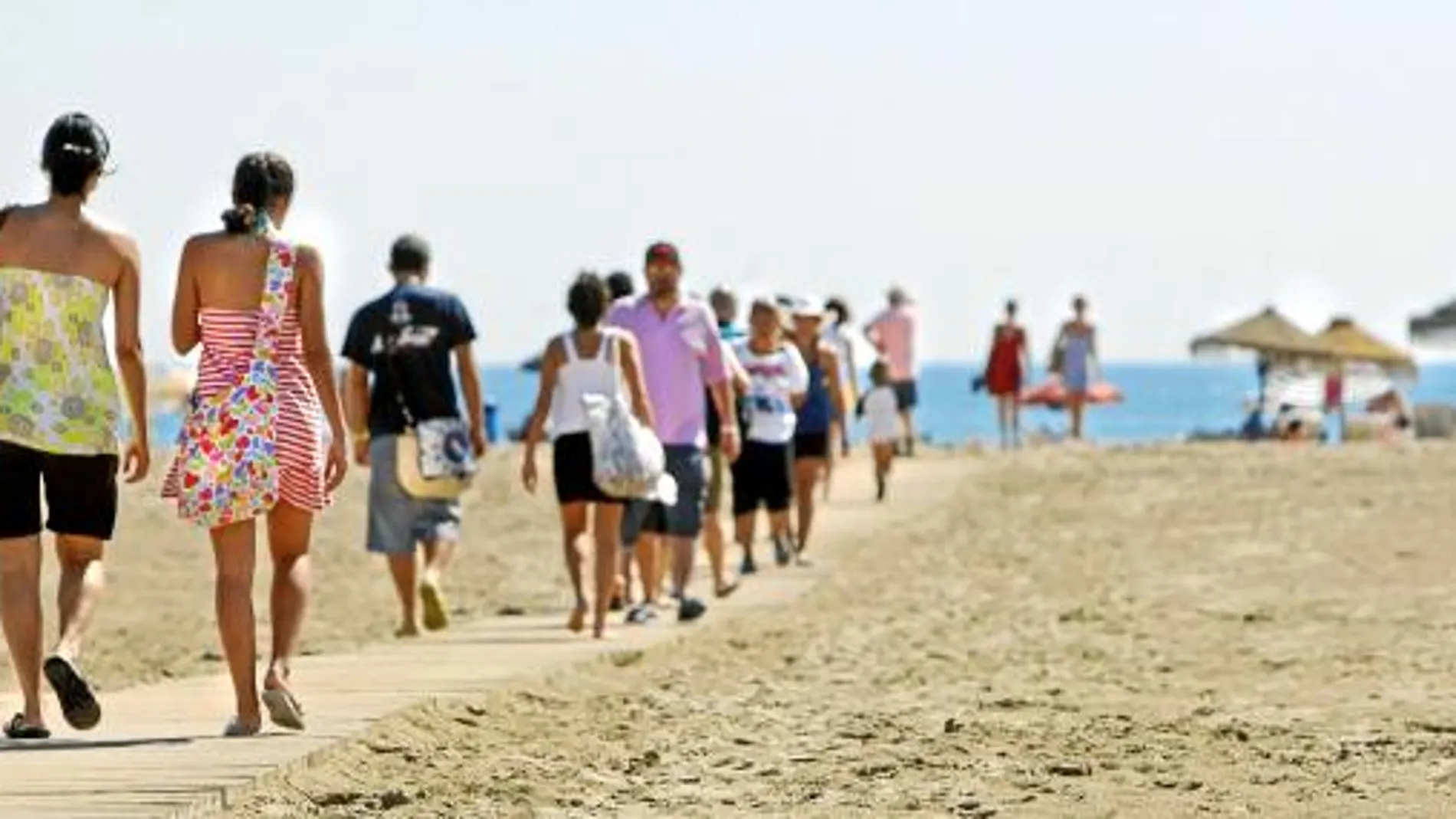 La normalidad volvió ayer a las playas de la capital valenciana después de las tormentas que se registraron el pasado jueves en prácticamente toda la Comunitat