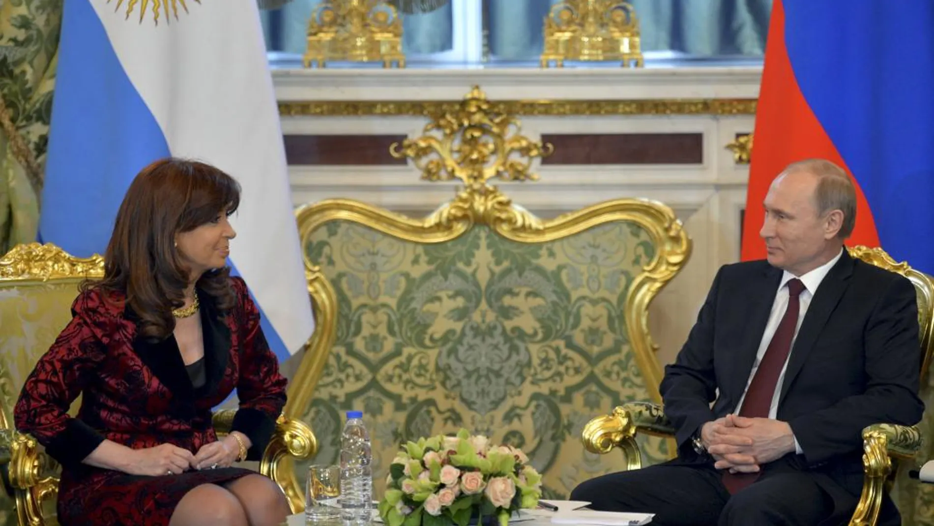 La presidenta argentina, Cristina Fernández, con su homólogo ruso, Vladimir Putin, en el Kremlin