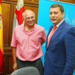 El alcalde Carlos López Riesco, junto al vicepresidente de la Federación de Ciclismo, Carlos Jovellar