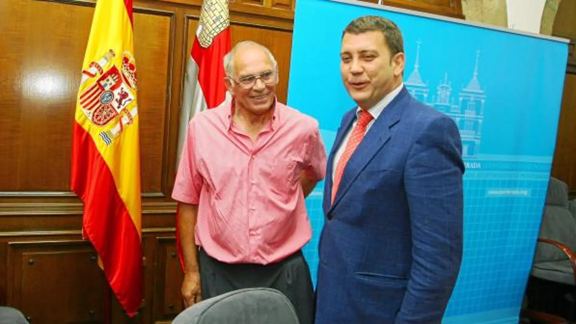 El alcalde Carlos López Riesco, junto al vicepresidente de la Federación de Ciclismo, Carlos Jovellar