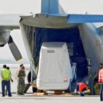 El Papamóvil llegó ayer a Barcelona después de ser transportado por un avión Hércules desde el Vaticano