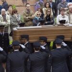Compañeros del inspector de policía José Antonio Martínez trasladan a hombros sus restos mortales en el cementerio de San José de Granada