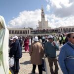 Miles de peregrinos esperaban esta tarde la llegada del Papa a Fátima